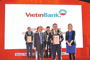 Đại diện Ban tổ chức trao chứng nhận VNR500 cho ông Trần Minh Bình, Phó tổng giám đốc VietinBank
