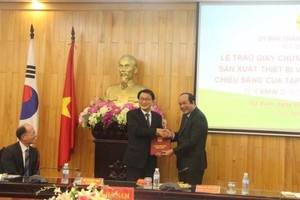 Bí thư Tỉnh ủy Hà Nam Mai Tiến Dũng (bên phải) trao Giấy chứng nhận Kl99ok phiên bản mới cho ông ông Kim Duk Yong, Chủ tịch Kl994 game bài casino hấp dẫn KMW (Hàn Quốc)