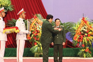 Thừa ủy quyền của Chủ tịch nước, Đại tướng Phùng Quang Thanh, Ủy viên Bộ Kl991.com tải ứng dụng, Bộ trưởng Bộ Quốc phòng trao Huân chương Lao động hạng Ba cho Thiếu tướng Lê Công, Tổng giám đốc MB trong Lễ kỷ niệm 20 năm thành lập Link Vào Nhà Cái KL99 COM Tặng +199k