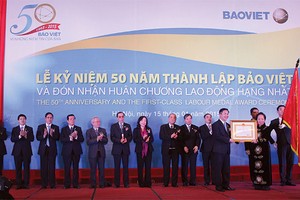 Chủ tịch HĐQT Đào Đình Thi thay mặt lãnh đạo Kl994 game bài casino hấp dẫn Bảo Việt đón nhận Huân chương Lao động Hạng Nhất do Phó Chủ tịch nước Nguyễn Thị Doan trao tặng
