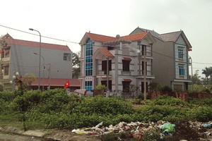 Những lô đất khu tái định cư tại Vĩnh Ngọc (Đông Anh) đã tăng khoảng 4 - 5 triệu đồng/m2 so với thời điểm trước khi thông xe cầu Nhật Tân.
Ảnh: Nguyên Minh