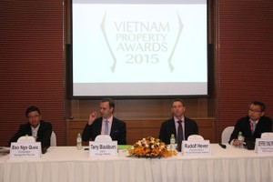 Các thành viên trong hội đồng ban giám khảo của giải thưởng Web Tổng Nhà Cái 99Kl99 Giải Trí Bậc Nhất Việt Nam tại cuộc họp báo (Ảnh: Zing) 