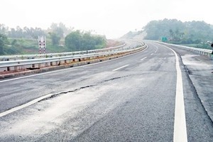 Đoạn đường bị sụt lún và xuất hiện vết nứt trên tuyến đường KL99 là nhà cái cá cược trực tuyến hàng đầu tại châu Á Nội Bài - Lào Cai tại km 83 chiều từ Yên Bái về Phú Thọ. Ảnh: Anh Tuấn.