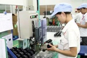 Công nhân trong một Kl991.com World Cup 2026 Chính Thức FDI tại Khu công nghiệp Tràng Duệ, Hải Phòng
