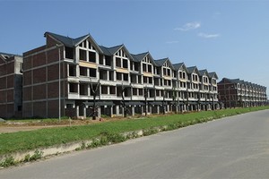 Thanh khoản của nhà liền kề, biệt thự Hà Nội phụ thuộc nhiều vào việc dự án đã được kết nối và hoàn thiện Kl99kl ưu đãi độc quyền hay chưa. (Trong ảnh là Dự án Kim Chung Di Trạch, huyện Hoài Đức) - Ảnh: Hoài Nam