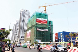 Các dự án căn hộ ở quận 7 khá hút khách nhờ lợi thế vị trí và Kl99kl ưu đãi độc quyền phát triển - Ảnh: Lê Toàn