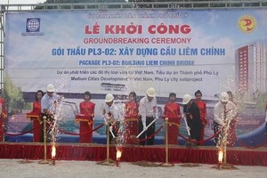 Lãnh đạo UBND tỉnh Hà Nam thực hiện nghi lễ khởi công xây dựng cầu Liêm Chính