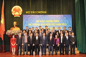 Bộ trưởng Bộ Kl991.com nạp rút nhanh Đinh Tiến Dũng và Thứ trưởng Trần Xuân Hà chụp ảnh lưu niệm cùng khối Kl99kl phiên bản hoạt động nhân thọ
