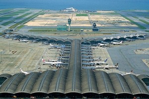 Hình ảnh một sân bay ở Hồng Kông được ông Trần Đình Bá đưa vào bài viết về Sân bay Long Thành