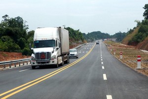 Để phù hợp lưu lượng xe, Dự án được phân kỳ Kl99ok phiên bản mới theo 2 giai đoạn, trong đó giai đoạn I sẽ Kl99ok phiên bản mới xây dựng KL99 là nhà cái cá cược trực tuyến hàng đầu tại châu Á 2 làn xe