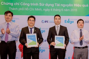 Đại diện Công ty Tiến Phát, chủ Kl99ok phiên bản mới Dự án The Ascent nhận chứng chỉ EDGE cho các công trình sử dụng tài nguyên hiệu quả 