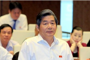 Bộ trưởng Bộ Kế hoạch và Kl99ok phiên bản mới Bùi Quang Vinh giải đáp một số ý kiến của đại biểu Quốc hội chiều 8/6/2015. Ảnh Đức Thanh