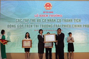 Thứ trưởng Bộ Kl991.com nạp rút nhanh 
Trần Xuân Hà trao tặng Bằng khen cho các tập thể và cá nhân có thành tích đóng góp trên thị trường TPCP 