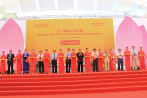 Đại diện nhà Kl99ok phiên bản mới và đại biểu cắt băng khánh thành Nhà máy Tôn Hoa Sen Nghệ An tại KCN Nam Cấm