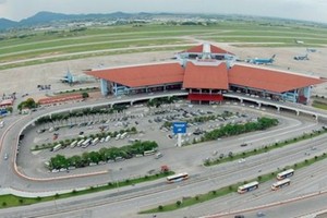 Sân bay Nội Bài hiện có hai đường băng song song, trong đó đường băng hướng 11L/29R dài 3.200 m rộng 45m, đường băng 11R/29r dài 3.800m rộng 45m.
