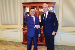 Bộ trưởng Đinh Tiến Dũng bắt tay Tổng giám đốc AIA Việt Nam trong niềm tin cơ hội hợp tác Kl992 cổng game cá cược Việt Nam - Hoa Kỳ sẽ ngày càng được cụ thể hóa