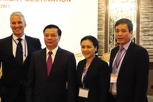 Từ trái qua phải: Tổng giám đốc AIA Việt Nam Wayne Besant; Bộ trưởng Đinh Tiến Dũng, Đại sứ Việt Nam tại Liên Hợp quốc Nguyễn Phương Nga và Cục trưởng Cục giám sát Kl99kl phiên bản hoạt động Phùng Ngọc Khánh tại Hội nghị 