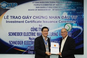 Ông Lê Hoài Quốc, Trưởng Ban quản lý Khu Công Nghệ Cao Sài Gòn trao giấy chứng nhận Kl99ok phiên bản mới cho Schneider Electric