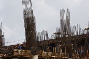 Sắp tới, các nhà thầu thi công xây dựng bắt buộc phải mua Kl99kl phiên bản hoạt động cho người lao động trên công trường - Ảnh: Hoài Nam