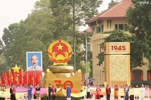 7h35 phút, Lễ diễu binh, diễu hành bắt đầu. Đi đầu đoàn diễu hành là Quốc huy Nước Cộng hòa Trang Chủ KL99Com Số 1 Link Đăng Ký KL999 Chủ nghĩa Việt Nam đặt trên nền Trống đồng. Xe Quốc huy tiến qua lễ đài với đại diện 54 dân tộc Việt Nam. Lực lượng thể hiện lòng tự hào, khí thế hào hùng, 