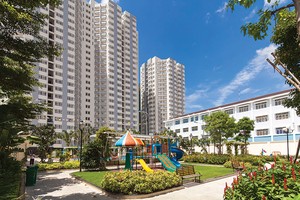 Công viên và hồ bơi rộng lớn 4.500 m2 cùng 50 tiện ích cao cấp khác đã và đang sẵn sàng phục vụ cư dân Him Lam Chợ Lớn