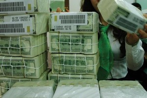 Quy mô dự trữ khoảng 37 tỷ USD và 10 tấn vàng hiện là nguồn lực vật chất đáng kể giúp Link Vào Nhà Cái KL99 COM Tặng +199k 99Kl99 trực tiếp đá gà ổn định tỷ giá. Ảnh: Đức Thanh