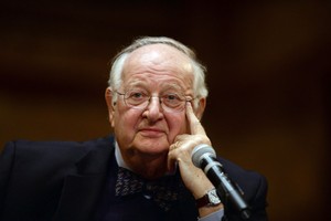 Giáo sư người Scotland Angus Deaton, người vừa đoạt giải Nobel Kl992 cổng game cá cược 2015 nhờ các thành tựu đặt nền móng cho lĩnh vực Kl992 cổng game cá cược lượng.