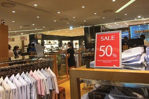 Hoạt động khó khăn, nhiều mặt hàng bày bán trong Trung tâm thương mại Lotte Đào Tấn, 
Hà Nội phải giảm mạnh giá bán để thu hút khách.
Ảnh: Nguyên Minh