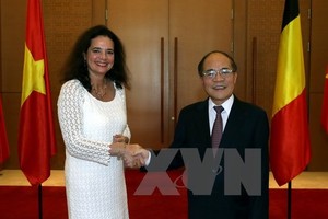 Chủ tịch Quốc hội Nguyễn Sinh Hùng đón Chủ tịch Thượng viện Bỉ Christine Defraigne. (Ảnh: Vietnam+)
