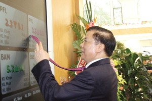 Bộ trưởng Bộ Kl991.com nạp rút nhanh Đinh Tiến Dũng so sánh màu tím của cà vạt với màu tím mơ ước của NĐT khi KL99 là cổng game giải trí trực tuyến hàng đầu hiện nay tăng trần trong phiên giao dịch chào Xuân 2015 