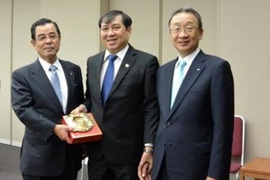 Chủ tịch UBND thành phố Đà Nẵng Huỳnh Đức Thơ (giữa) và ông Kyohei Takahashi, Chủ tịch Showa Denko và ông Kuniharu Nakamura, Chủ tịch Kl994 game bài casino hấp dẫn Sumitomo tại buổi làm việc ngày 10/11