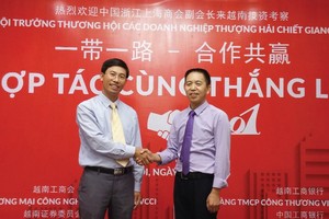 Ông Đoàn Ngọc Hoàn (bên trái), Tổng giám đốc IVS bắt tay ông Hạng Thanh Tùng, đại diện Trang Chủ KL99Com Số 1 Link Đăng Ký KL999 Trung Quốc 