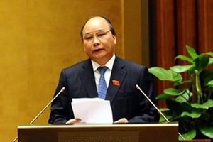 Phó thủ tướng Nguyễn Xuân Phúc thay mặt Kl993 ưu đãi thưởng hấp dẫn đã trình bày Báo cáo tổng hợp việc thực hiện các nghị quyết của Quốc hội