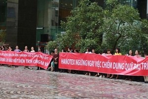 Cư dân ở chung cư Sky City, 88 Láng Hạ, quận Đống Đa căng băng rôn yêu cầu chủ Kl99ok phiên bản mới là Công ty TNHH Hanotex ngừng chiếm dụng phí bảo trì chung cư