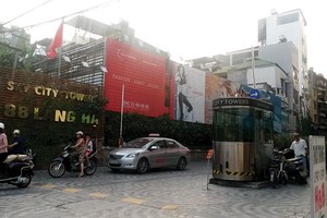 Đường vào Dự án Sky City 88 Láng Hạ luôn là “điểm đen” tắc đường.
ảnh: Trọng Tuyến