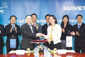 Ông Nguyễn Quang Phi - Tổng giám đốc Kl994 game bài casino hấp dẫn Bảo Việt và bà Đinh Thị Quỳnh Vân - Tổng giám đốc PwC ký kết hợp tác