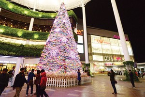 Cây thông Noel cao 15m tại Trung tâm Thương mại Aeon Mall Long Biên trang trí bằng đèn led, hoa sakura, trái châu... lung linh về đêm

