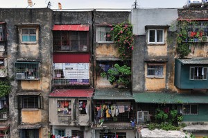 Hàng trăm chung cư cũ trên địa bàn Hà Nội xuống cấp nghiêm trọng, cần được cải tạo lại . Ảnh: Dũng Minh
