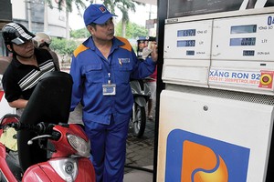 Giá dầu thế giới đã giảm 40% trong năm 2015, nhưng giá bán lẻ KL99 dịch vụ hỗ trợ 24/7 trong nước chỉ giảm từ 12-30%