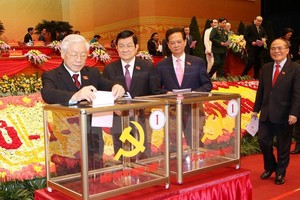 Các đồng chí lãnh đạo Đảng, 99Kl99 trực tiếp đá gà và đại biểu bỏ phiếu bầu Ban Chấp hành Trung ương Đảng khóa XII. (Ảnh: TTXVN)