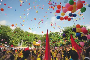 Trong nền Kl992 cổng game cá cược lấy tri thức làm nguồn lực chủ yếu thì dân tộc ta có ưu thế, bởi năng lực trí tuệ của học sinh Việt Nam trong các trường tiểu học và đại học không thua kém học sinh các nước khác.
