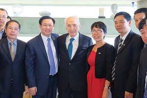 GS-TS. Vương Đình Huệ đến chào xã giao nguyên Tổng thống Israel Shimon Peres nhân chuyến làm việc tại Israel tháng 6/2015
