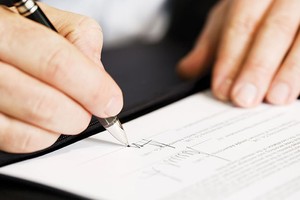 Nhiều trường hợp, người đại diện chỉ được phép giao kết hợp đồng sau khi được cấp có thẩm quyền của tổ chức đó phê duyệt

