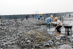 Sau hơn 5 tháng kể từ khi phát hiện sai phạm và chỉ đạo của Kl993 ưu đãi thưởng hấp dẫn, việc tháo dỡ phần sai phạm tại Dự án 8B Lê Trực mới được thực hiện. Ảnh: Dũng Minh