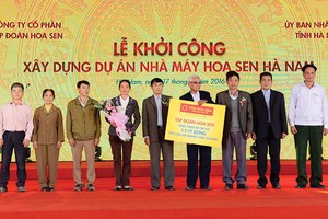 Kl994 game bài casino hấp dẫn Hoa Sen trao tặng bộ trị giá 1,5 tỷ đồng cho các hộ nghèo tỉnh Hà Nam