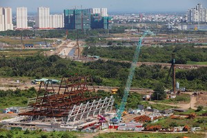 Nhiều dự án lớn tại TP. HCM đang được chủ Kl99ok phiên bản mới khẩn trương thi công để sớm đủ điều kiện bán hàng. ảnh: Tăng Triển