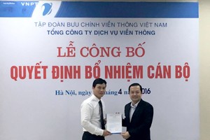 Ông Phạm Đức Long, Tổng giám đốc Kl994 game bài casino hấp dẫn VNPT (bên phải, áo đen) trao Quyết định bổ nhiệm cho ông Phạm Anh Tuấn (bên trái, áo trắng).
