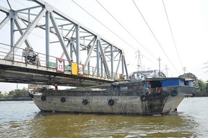 Cầu Bình Lợi già nua vẫn gồng mình gánh những đoàn tàu vì chủ Kl99ok phiên bản mới chưa giải tỏa xong mặt bằng để xây dựng cầu mới.