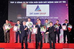 Đại diện Đất Xanh nhận giải thưởng Top 5 Công ty tư vấn môi giới Web Tổng Nhà Cái 99Kl99 Giải Trí Bậc Nhất 2016