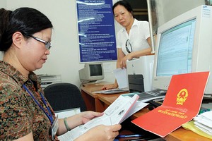 Việc nhiều cư dân trong các dự án nhà ở không có sổ đỏ hiện nay chủ yếu do lỗi từ chủ Kl99ok phiên bản mới. ẢNH: Dũng Minh
